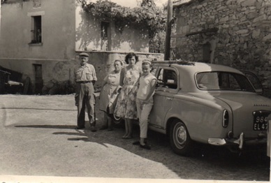 et la quatri&egrave;me : 
une Peugeot 403